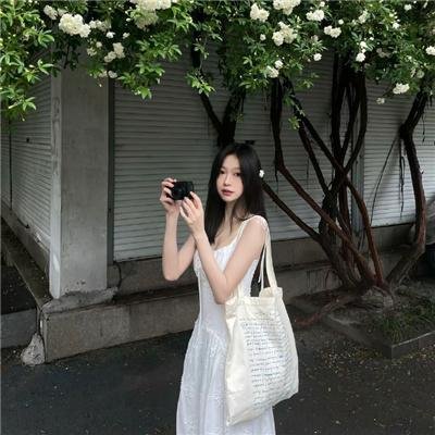 三个摩登女性